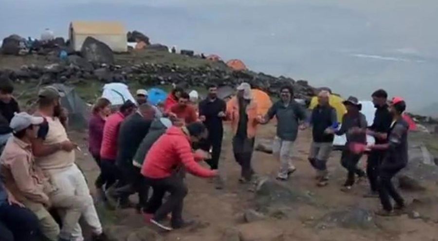 Ağrı Dağı'na tırmanan 3 dağcıdan haber alınamıyor