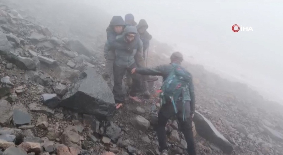 Ağrı Dağı'nda 1 dağcı bulundu, 2 dağcıdan haber yok