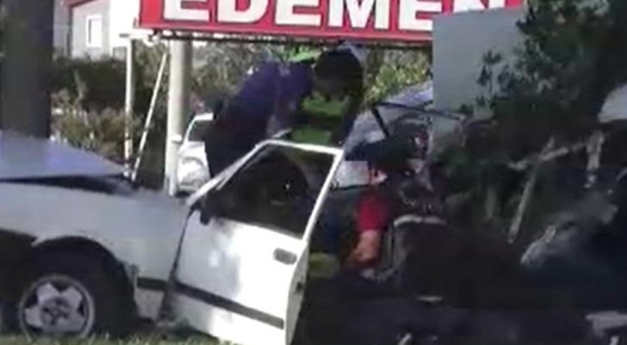 Ağaca çarpan otomobil ikiye bölündü