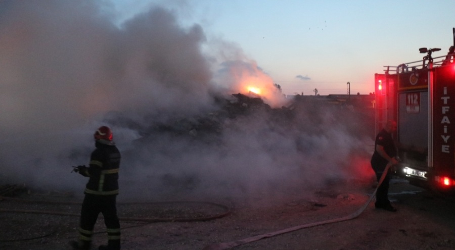 Dumanlar her yeri kapladı: Sakarya'da yangın paniği!