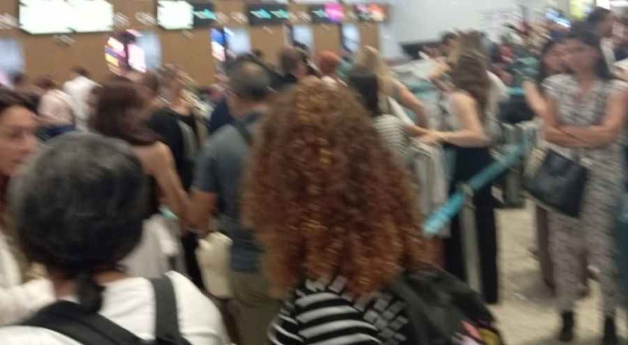 Tatil hayalleri havalimanında çileye dönüştü: 18 saattir bekliyorlar