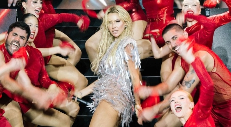 Şarkıcı Hadise: Bu tulumun içinde gayet seksiyim