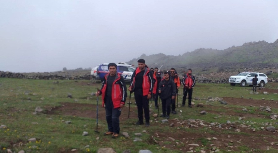 Ağrı Dağı'nda kaybolan 2 dağcıyı arama çalışmaları devam ediyor