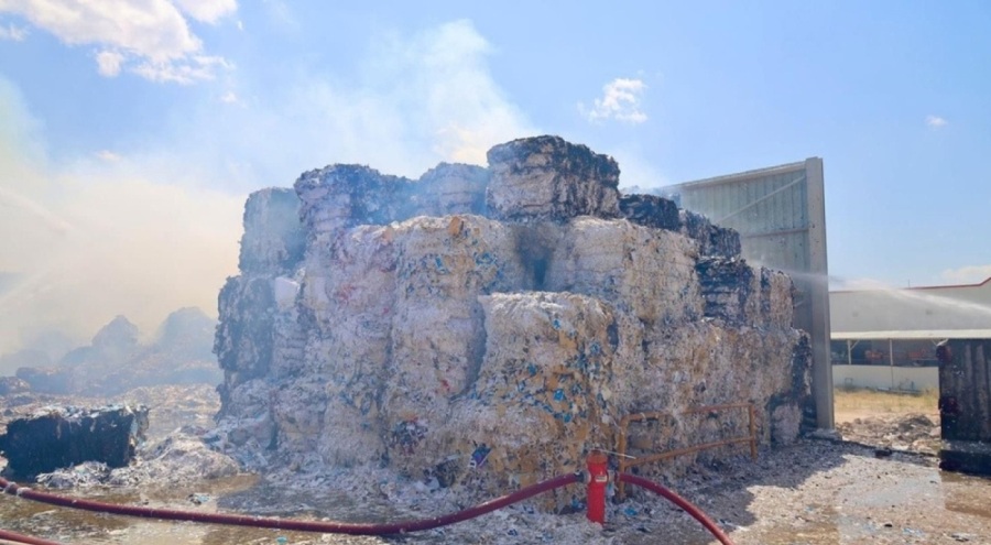 Aksaray'da korku dolu anlar! Kağıt fabrikasında yangın