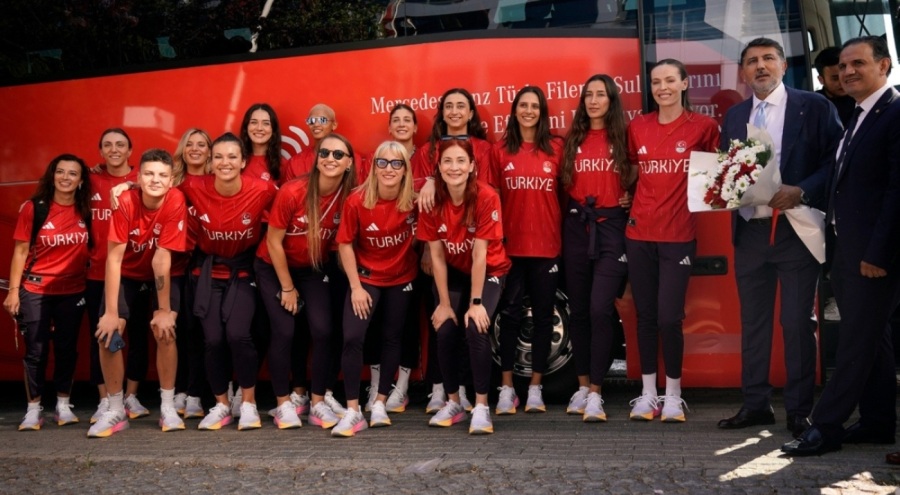A Milli Kadın Voleybol Takımı'nın Paris yolculuğu başladı