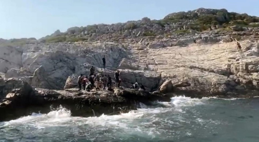 Düzensiz göçmenleri Rodos diye ıssız koya bırakıp gittiler