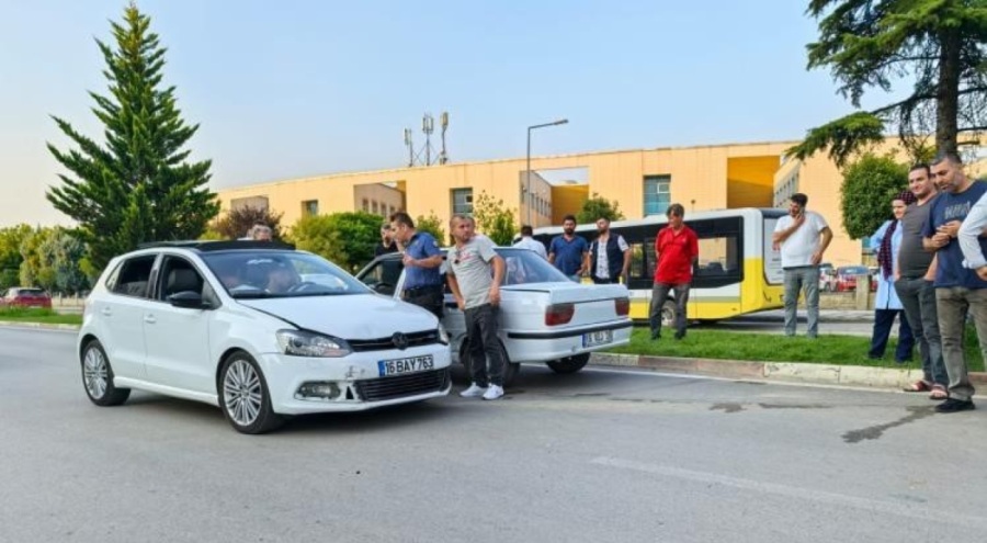 Bursa'da kaza sonrası aracının halini görünce tepki gösterdi