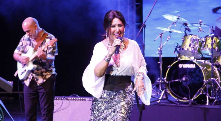 Bursa Festivali'nde Nükhet Duru sahne aldı
