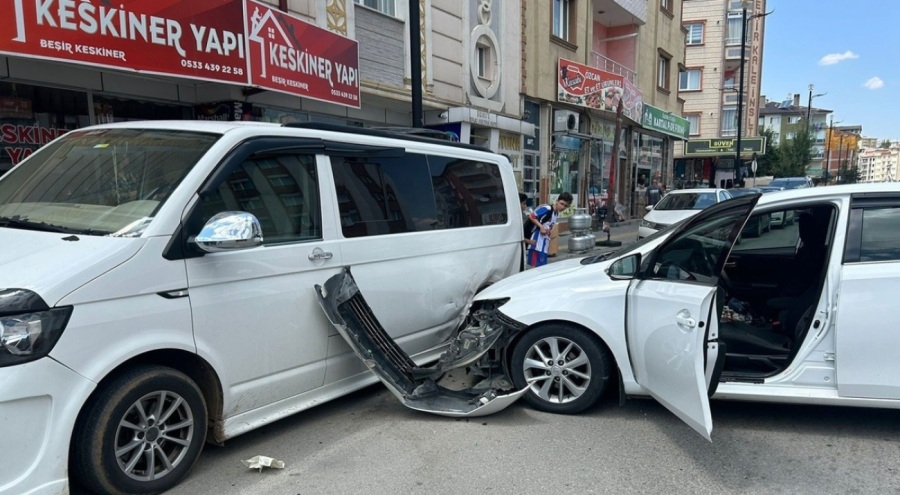 Otomobil, park halindeki minibüse çarptı