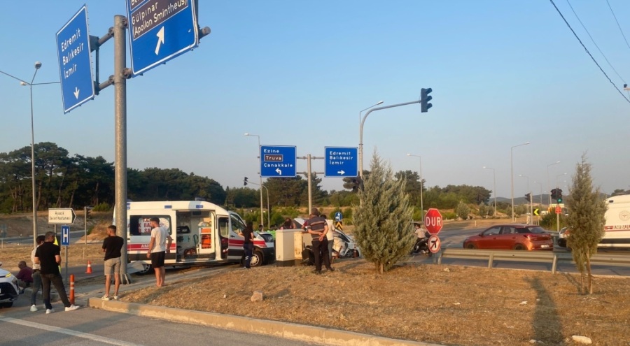 Ambulans ile otomobil çarpıştı! 3 yaralı