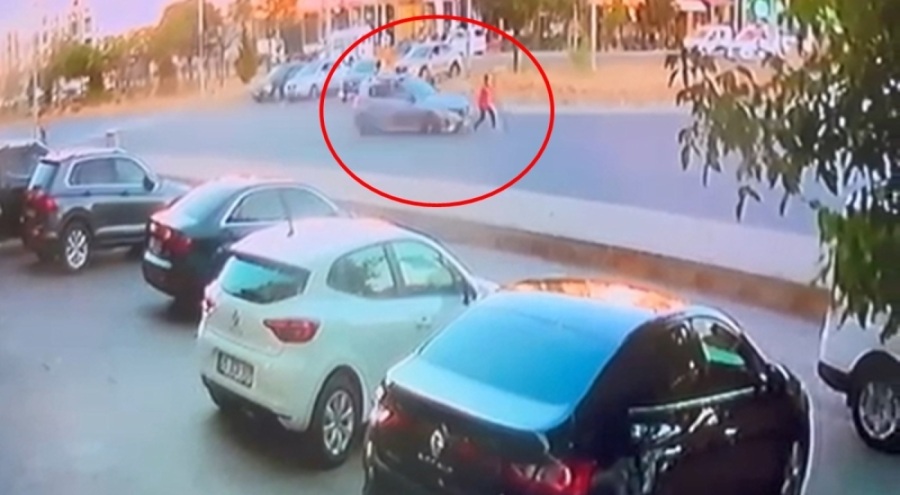 Yolun karşısına geçerken otomobilin çarptığı Ahmet, kurtarılamadı