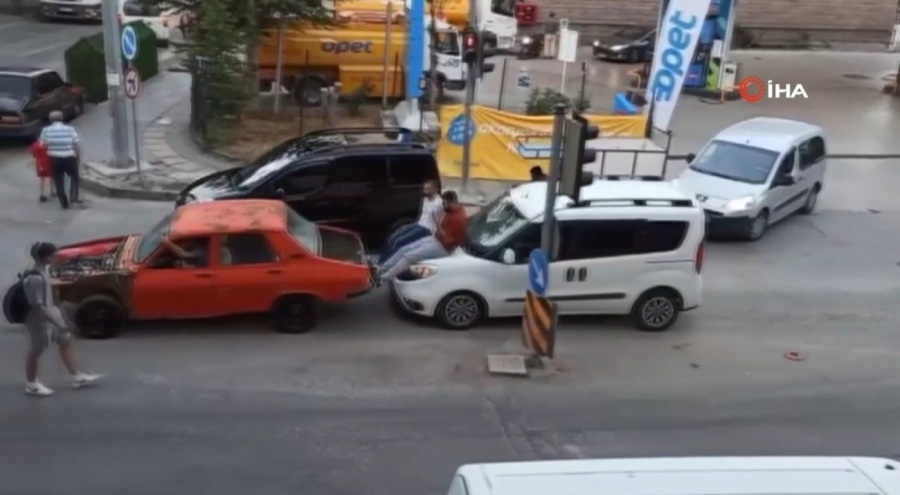 İlginç an! Vatandaşlar bozulan aracı ayaklarıyla itti