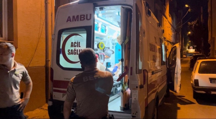 Bursa'da babasına kızıp cama kafa atan genç hastanelik oldu