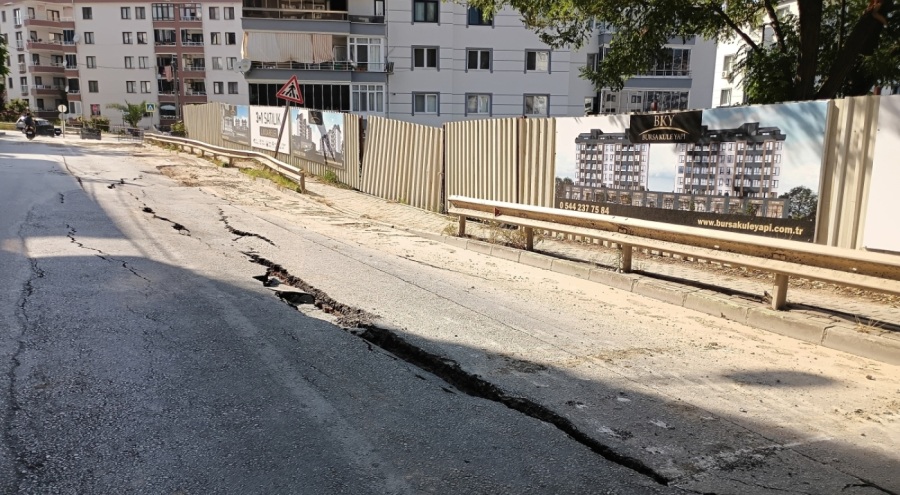 Bursa'da konut inşaatı yolda göçüğe sebep oldu