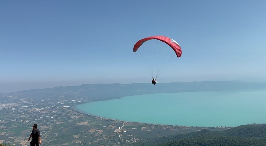 Bursa'da İznik Gölü turkuaza büründü, yamaç paraşütüne akın başladı