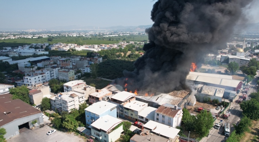 Bursa'da kağıt fabrikasındaki yangının boyutu dron ile görüntülendi