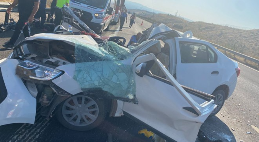 TIR'a arkadan çarptı: 1 ölü, 6 yaralı