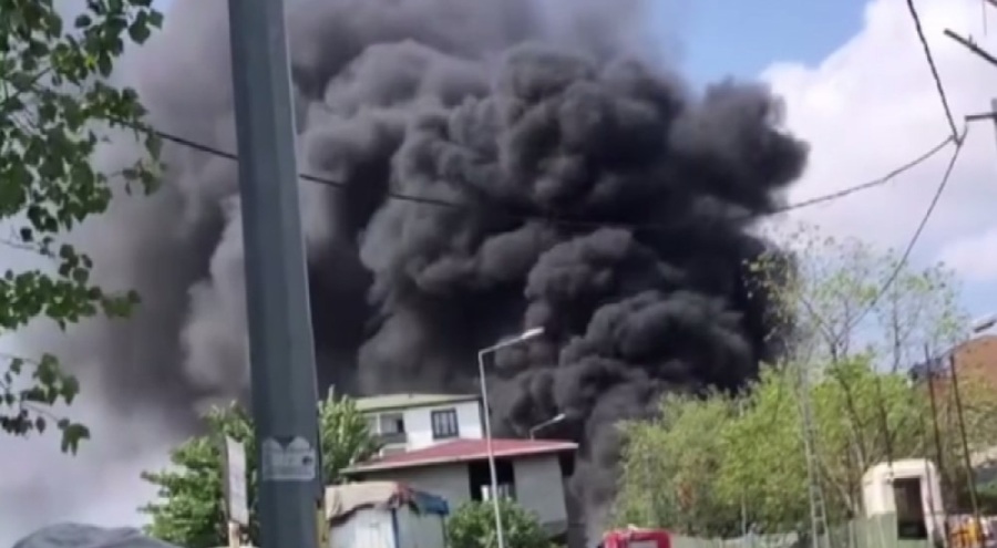 Avcılar'da geri dönüşüm tesisinde yangın