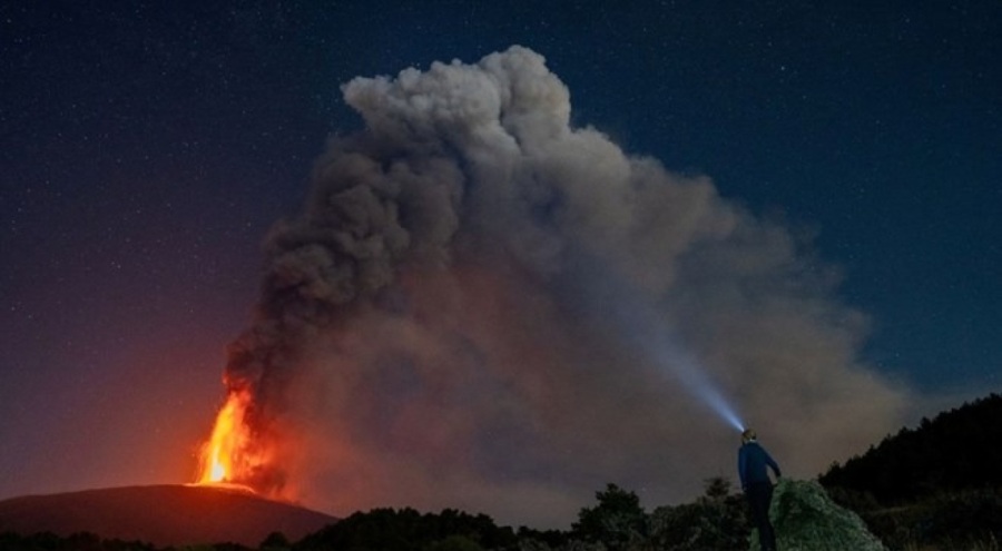 İtalya'da havalimanı, volkanik faaliyet nedeniyle kapatıldı