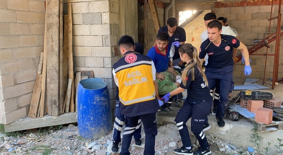 İnşaattan düşen işçinin bacağına demir saplandı