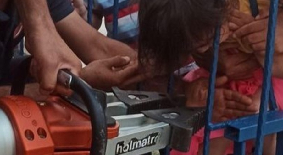 Başı demir korkuluklara sıkışan çocuğun imdadına itfaiye yetişti