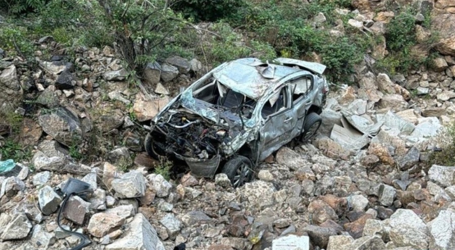 Otomobil uçuruma yuvarlandı
