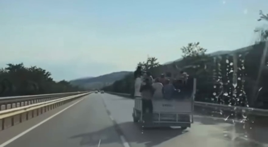 Bursa'da mevsimlik işçilerin  tehlikeli yolculuğu kamerada!