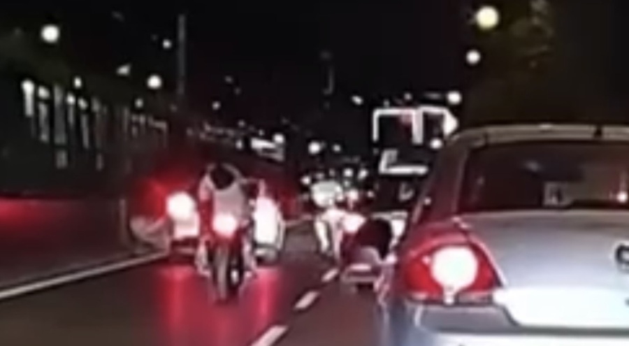 Bursa'da trafiği tehlikeye soktu! Sinirlendiği aracın aynasını kırdı