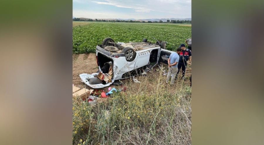 Hafif ticari araç devrildi: 1 ölü, 2 yaralı