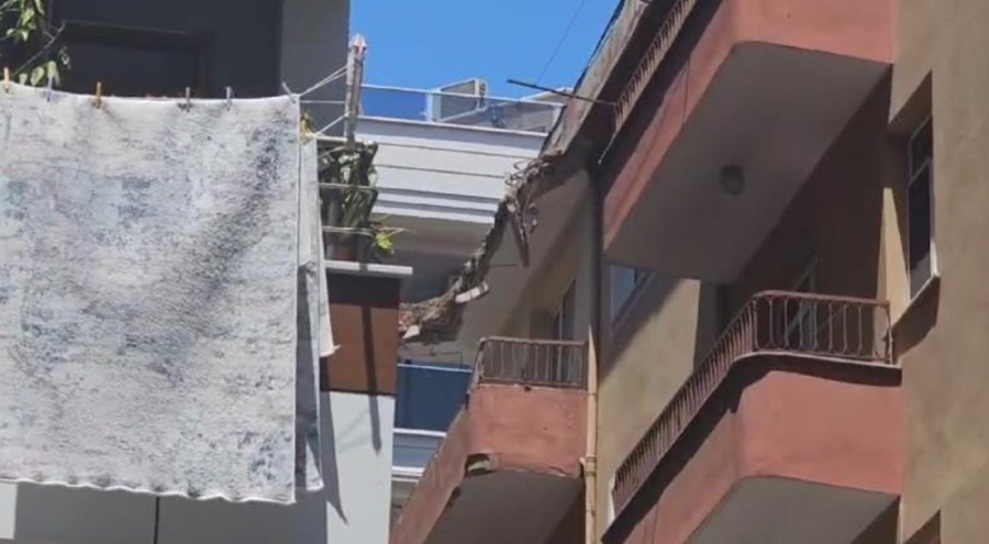 İstanbul'da Bayrampaşa'da bir binanın balkonu çöktü