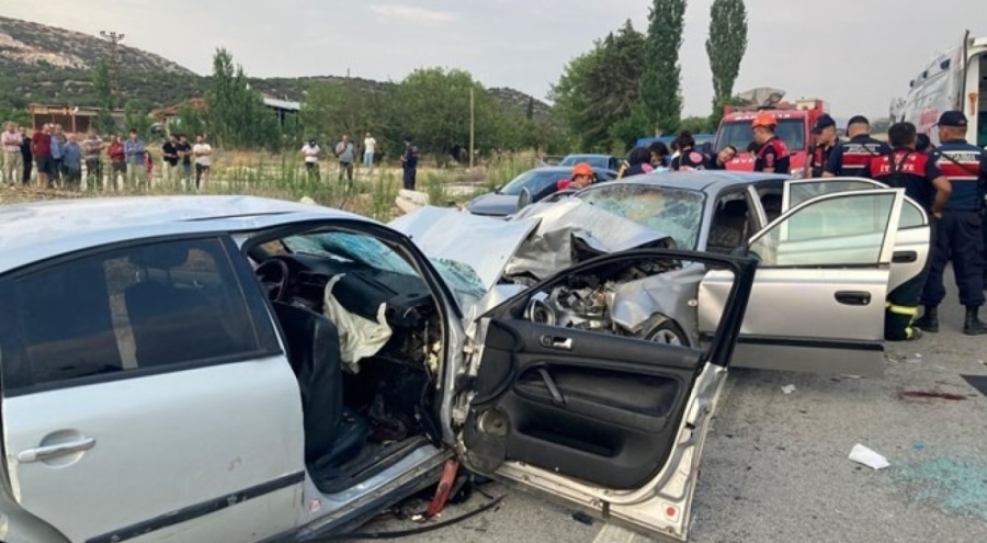 İki otomobil kafa kafaya çarpıştı: Çok sayıda ölü ve yaralı var
