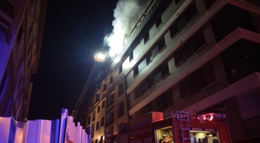 Maltepe'de bir binanın çatısında yangın çıktı