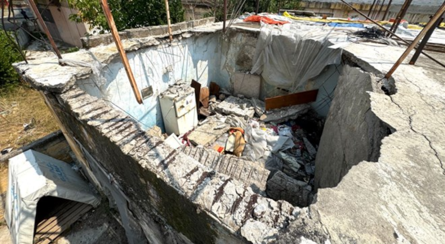 Sağanaktan evin tavanı çöktü