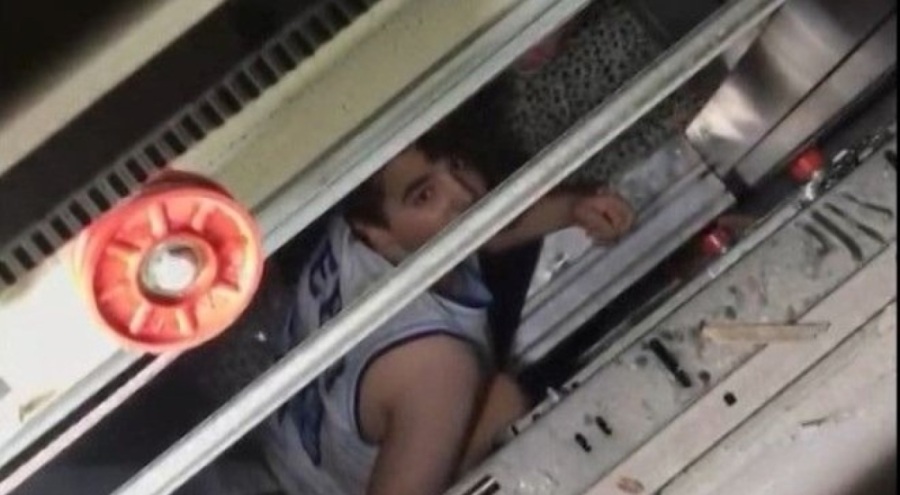 Asansörde mahsur kalan çocuğu itfaiye kurtardı