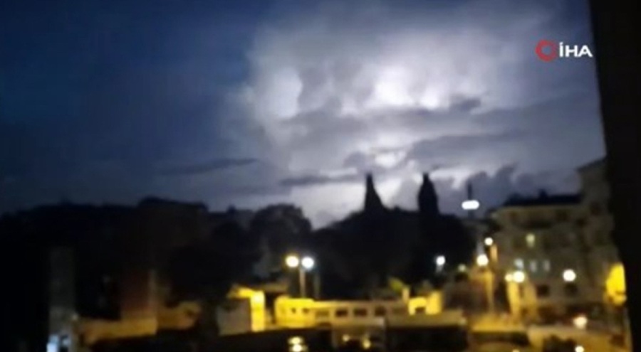 İstanbul'da akşam saatlerinde çakan şimşekler geceyi aydınlattı