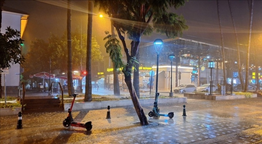 Antalya'da sağanak ve fırtına etkili oluyor