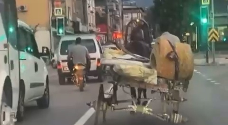 Bursa trafiğinde 3 tekerli at arabası şaşkınlığı