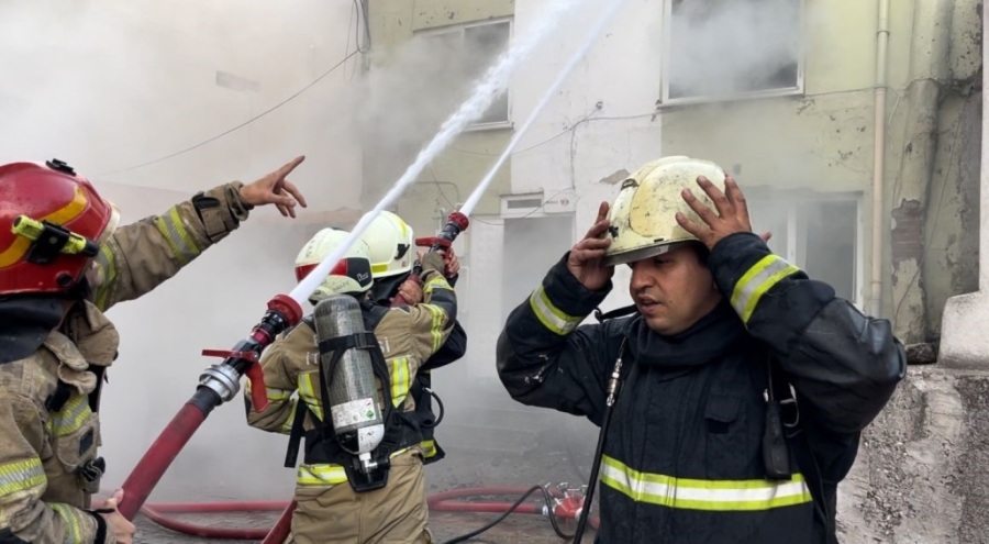 Bursa'da 3 katlı binada yangın!