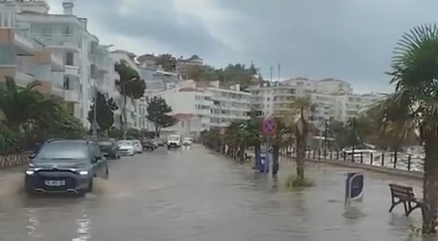 Bursa Mudanya'da sağanak yağmur! Yollar göle döndü