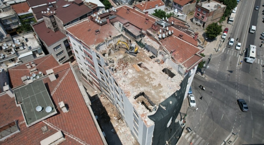 Yıldırım'da kolon kesilen 19 dairelik riskli bina yıkıldı
