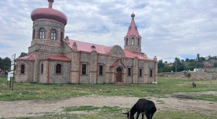 Tarihi kilisede tepki çeken görüntü