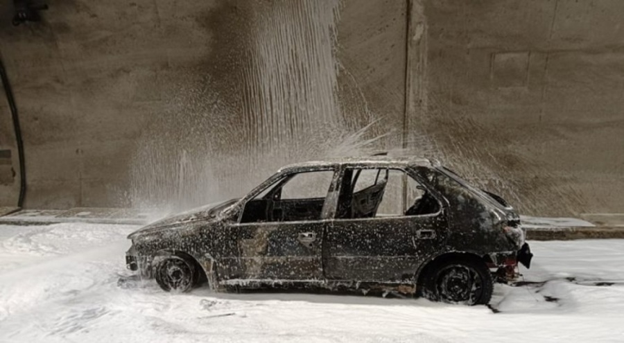 Seyir halindeki otomobil alev aldı