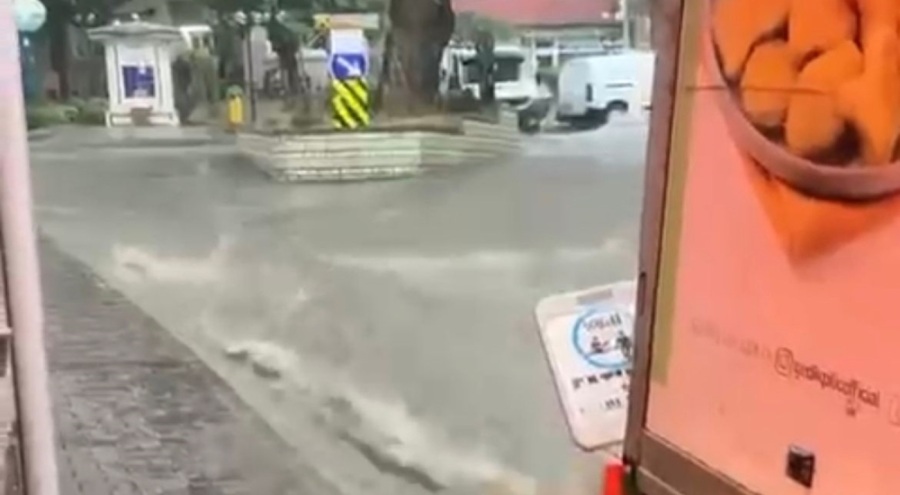 Bursa'da sağanak yağış! Yollar göle döndü