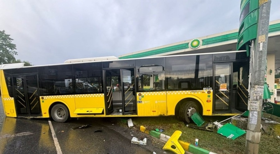 İETT otobüsü akaryakıt istasyonuna çarptı!