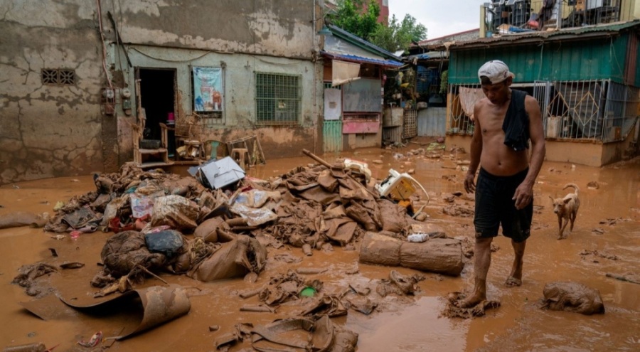 'Süper tayfun' nedeniyle petrol tankeri battı