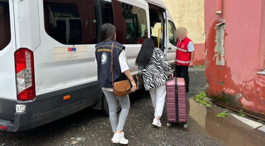 Taksiyle fuhuş operasyonu!  Sınır dışı edildiler