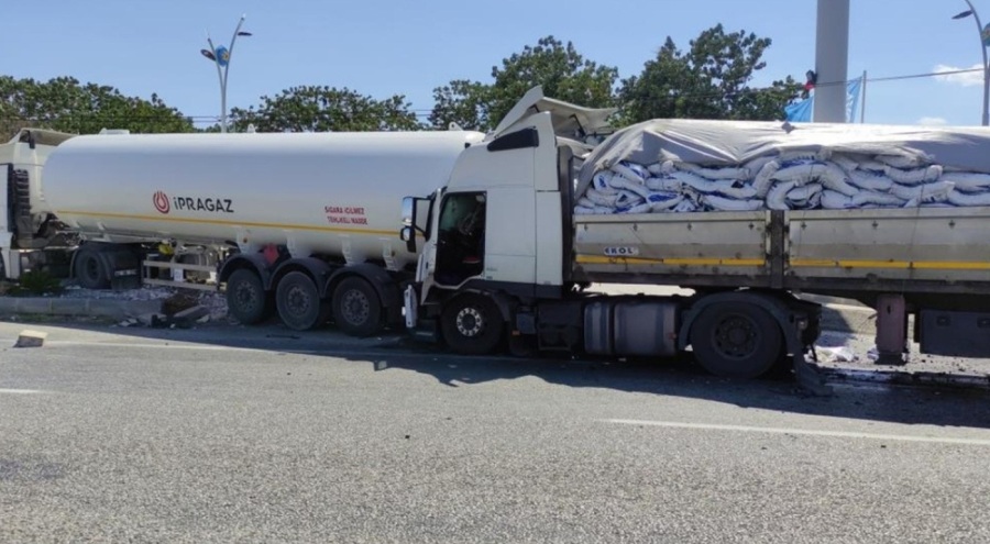 Kömür yüklü tır LPG yüklü tıra arkadan çarptı