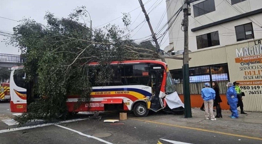 Feci kaza! Otobüs yaya geçidine daldı: ölü ve yaralılar var