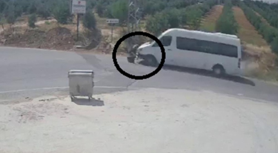 Minibüs ile motosiklet kafa kafaya çarpıştı