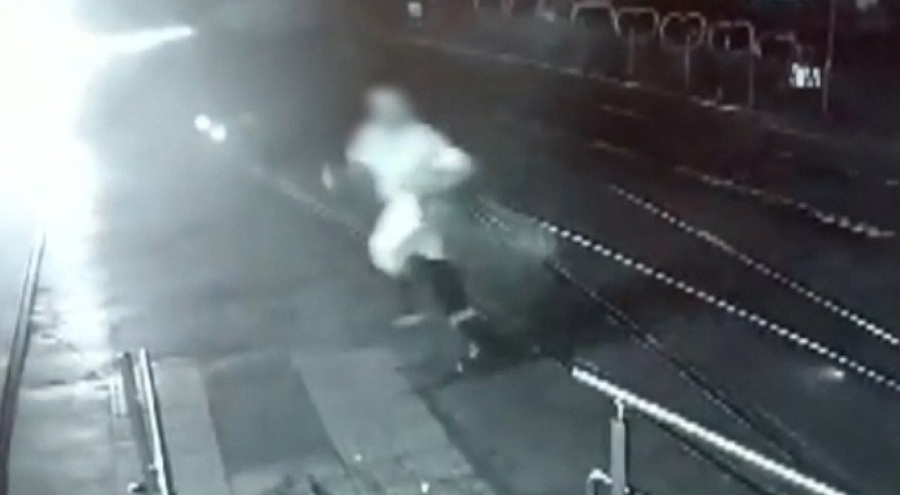 İstanbul'da tramvayın altında kalan kişi öldü